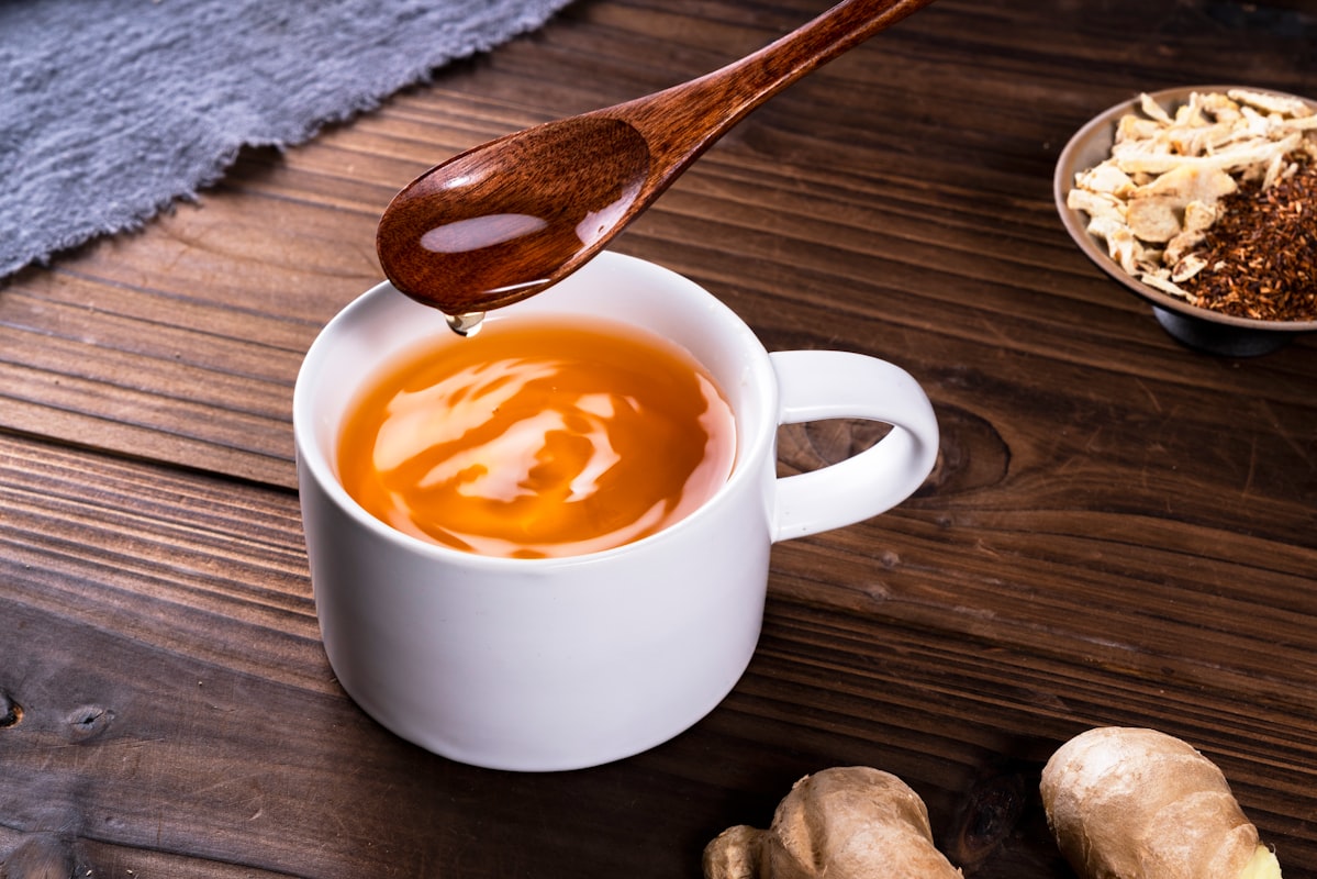Té de jengibre con miel y limón